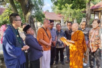 Tokoh agama Buddha, Bhante Pannavaro, tidak memungkiri adanya pro dan kontra terkait wacana pemasangan Chattra, baik dari sisi sosial, budaya, ekonomi dan lainnya. Foto: Ist