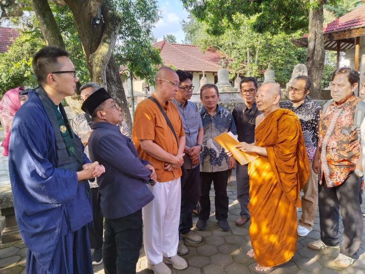 Tokoh agama Buddha, Bhante Pannavaro, tidak memungkiri adanya pro dan kontra terkait wacana pemasangan Chattra, baik dari sisi sosial, budaya, ekonomi dan lainnya. Foto: Ist