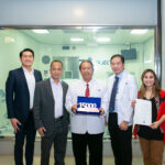 Budi Suryatantra, Director and Head of Sales & Service Medical, PT Carl Zeiss Indonesia kepada Presiden Direktur JEC Group, DR. Dr. Johan A. Hutauruk, SpM(K) dan Direktur Utama RS Mata JEC @ Kedoya, DR. Dr. Setiyo Budi Riyanto, SpM(K). (Istimewa)