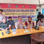 Kapolres Metro Jakarta Timur, Kombes Nicolas Ary Lilipaly dan Kapolsek Jatinegara, Kompol Chitya Intania Kusnita serta aparat TNI bersama warga RW 01, 02, 03, 04, dan RW 06 Cipinang Besar Utara, saat mengikuti deklarasi damai di samping TPU Prumpung pada Sabtu (9/3) siang tadi. Foto: Ist