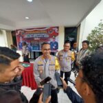 Kapolres Metro Jakarta Timur, Kombes Nicolas Ary Lilipaly didampingi Kapolsek saat menggelar kasus tawuran hingga merenggut nyawa remaja berinisial SSA, 20, di Mapolsek Duren Sawit, Jumat (15/3) siang. Foto: Joesvicar Iqbal/ipol.id