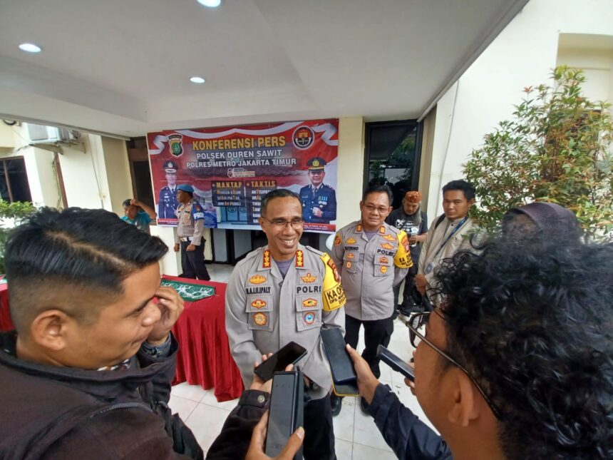 Kapolres Metro Jakarta Timur, Kombes Nicolas Ary Lilipaly didampingi Kapolsek saat menggelar kasus tawuran hingga merenggut nyawa remaja berinisial SSA, 20, di Mapolsek Duren Sawit, Jumat (15/3) siang. Foto: Joesvicar Iqbal/ipol.id