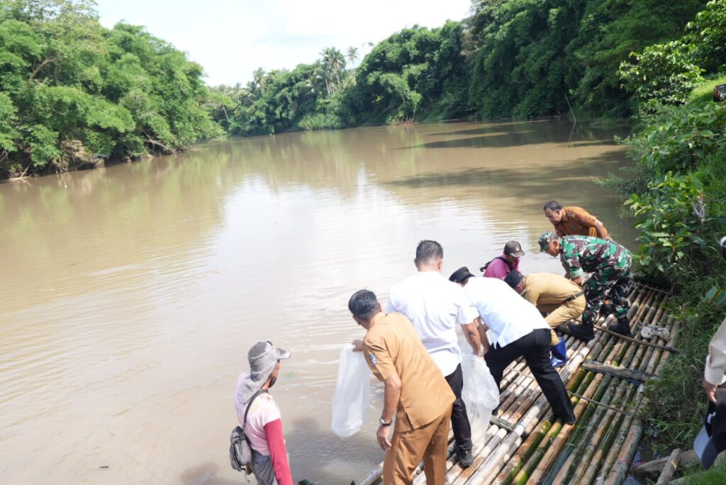 Penjabat Gubernur Sulawesi Selatan, Bahtiar Baharuddin, konsisten dalam pelaksanaan program prioritas ketahanan pangan sekaligus mencegah kemiskinan ekstrem melalui program bantuan 100 juta benih ikan.