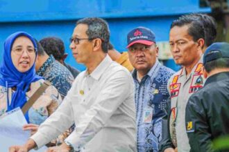 Pj Gubernur Heru Budi saat melakukan peninjauan langkah antisipasi banjir di Jakarta.(foto dok pemprov)