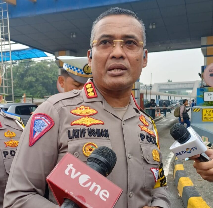 Dirlantas Polda Metro Jaya, Kombes Pol Latif Usman di lokasi kejadian kecelakaan tabrakan beruntun di Gerbang Tol Halim Utama, Jakarta Timur, Rabu (27/3). Foto: Ist