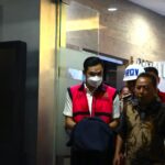 Suami artis Sandra Dewi, Harvey Moeis saat ditahan oleh penyidik pidana khusus Kejaksaan Agung, Rabu (27/3/2024). Foto: Yudha Krastawan/ipol.id