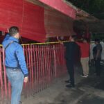 Aparat gabungan Polres Metro Jakarta Timur memasang garis police line di sebuah lokasi dijadikan tempat perjudian di Kawasan Boker di Jl. Masjid, RT 02/01, Ciracas, Jumat (29/3) malam. Foto: Ist