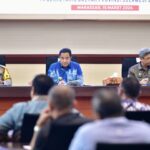 Penjabat Gubernur Sulsel Bahtiar Baharuddin memimpin Rapat Koordinasi Percepatan Peningkatan Konektivitas Jalan Daerah Melalui Dana Inpres Jalan Tahun (IJD) 2024/2025, di Ruang Rapat Pimpinan Kantor Gubernur Sulsel, Jumat, 15 Maret 2024.