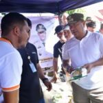 Penjabat Gubernur Sulsel Bahtiar Baharuddin menyaksikan langsung Gerakan Pangan Murah (GPM) yang berlangsung di Pasar Pagi, Watampone Kabupaten Bone Sulawesi Selatan.