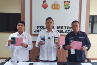 Wakasat Reskrim Polres Metro Jakarta Selatan, Kompol Hendrikus Yossi (tengah) dan jajaran berkolaborasi dengan BP3MI Jawa Barat menggelar ungkap kasus sindikat tindak pidana perdagangan orang (TTPO) pekerja migran non prosedural atau ilegal ke Negara Saudi Arabia di Mapolres, Senin (18/3) siang. Foto: Joesvicar Iqbal/ipol.id
