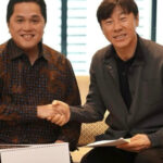 Ketua Umum PSSI Erick Thohir bersalaman dengan pelatih Timnas Indonesia Shin Tae-yong. (Instagram.com/erickthohir)