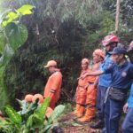 Sejumlah Damkar dan Satpel SDA Pasar Rebo melakukan penanganan lebih lanjut mencegah longsor susulan di lokasi tebing longsor di Jalan Kenanga Putra, Kelurahan Kalisari, Kecamatan Pasar Rebo, Jakarta Timur, pada Senin (11/3) siang. Foto: Ist