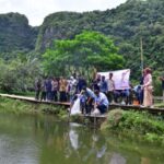 Penjabat Gubernur Sulsel, Bahtiar Baharuddin, memiliki perhatian yang cukup besar terhadap kelestarian kawasan wisata Rammang-rammang beserta kesejahteraan masyarakatnya. Foto: Ist