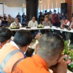 Kakorlantas Polri Irjen Pol Aan Suhanan bersama Menko PMK Muhadjir Effendy dan Menhub Budi Karya Sumadi menghadiri rapat koordinasi angkutan lebaran 2024 lintas Merak-Bakauheni. Foto: Kemenhub