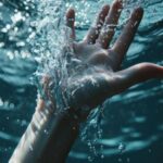 Ilustrasi - Seseorang berenang di perairan yang jernih. Foto: Freepik