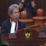 Ketua Tim Hukum Ganjar Pranowo-Mahfud MD, Todung Mulya Lubis menyampaikan petitum di Gedung MK, Jakarta, Rabu (27/3/2024). Foto: Tangkapan Layar MK