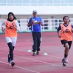 Mellenia Dinda Saputri dan Eka Nurul Permatasari adalah dua wasit wanita tangguh di antara 22 wasit pria lain pada seleksi dan kursus wasit Lisensi C1 yang bergulir 2-8 Maret 2024 di Bogor.