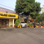 Halaman parkir yang luas tersedia bagi warga masyarakat yang hendak mudik bisa menitipkan kendaraannya kepada aparat kepolisian di Mapolsek Ciracas, Jakarta Timur, Selasa (2/4). Kendaraan dijaga 24 jam. Foto: Joesvicar Iqbal/ipol.id