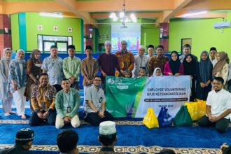 Karyawan Kantor Cabang BPJS Ketenagakerjaan Jakarta Menara Jamsostek menggelar kegiatan employee volunteering ke Yayasan Himmatun Nashirin, Kuningan Barat, Jakarta Selatan. Dalam kegiatan tersebut salah satunya penyaluran santunan berupa sembako kepada anak yatim. Foto/BPJS