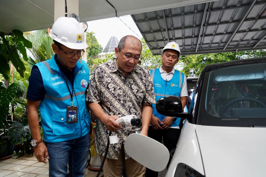 General Manager PLN UID Jakarta Raya Lasiran (kiri) dan Senior Manager Niaga dan Manajemen Pelanggan PLN UID Jakarta Raya Inu Suprianto (kanan) mendampingi pelanggan melakukan pengisian daya mobil listrik menggunakan _home charging._