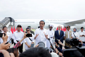 Presiden Republik Indonesia (RI) Joko Widodo (Jokowi) didampingi Kepala Badan Nasional Penanggulangan Bencana (BNPB) Letjen TNI Suharyanto dan para pejabat lain serta perwakilan Duta Besar Sudan, Duta Besar Mesir, secara resmi melepas bantuan obat-obatan dan peralatan ke Palestina dan Sudan di Pangkalan TNI Angkatan Udara (AU) Halim Perdanakusuma, Jakarta, Rabu (3/4). Foto: BNPB