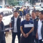 Tersangka Gathan Saleh Hilabi dihadirkan dalam rekonstruksi kasus percobaan pembunuhan di lokasi kejadian perkantoran di Jatinegara digelar Polres Metro Jakarta Timur, pada Kamis (4/4). Foto: Ist