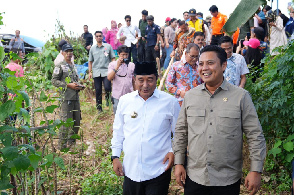 Penjabat Gubernur Sulsel Bahtiar Baharuddin bersama Komisi V DPR RI, meninjau lokasi rencana pembangunan stadion sepak bola, di Sudiang, Kecamatan Biringkanaya, Kota Makassar, Jumat, 5 April 2024. 