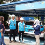General Manager PLN UID Jakarta Raya, Lasiran dan Tim Inspektorat Jenderal Kementerian Energi dan Sumber Daya Mineral (ESDM) memastikan kesiapan SPKLU di _Rest Area_ Tol Ulujami-Serpong KM 7