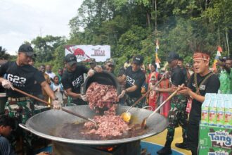 Bobon Santoso bersama Satgas Yonif 623/BWU saat masak besar "Kuali Merah Putih" di Kampung Konja Raya, Distrik Aifat, Kabupaten Maybrat, Provinsi Papua Barat Daya. Foto: Satgas Yonif 623/BWU