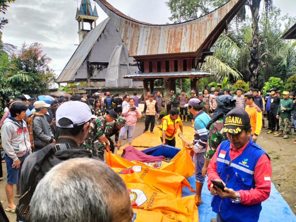 Penjabat Gubernur Sulsel, Bahtiar Baharuddin, menyampaikan duka cita mendalam atas bencana tanah longsor yang terjadi di Kabupaten Tana Toraja ini. Dilaporkan 18 meninggal dunia, dan dua orang masih proses pencarian.