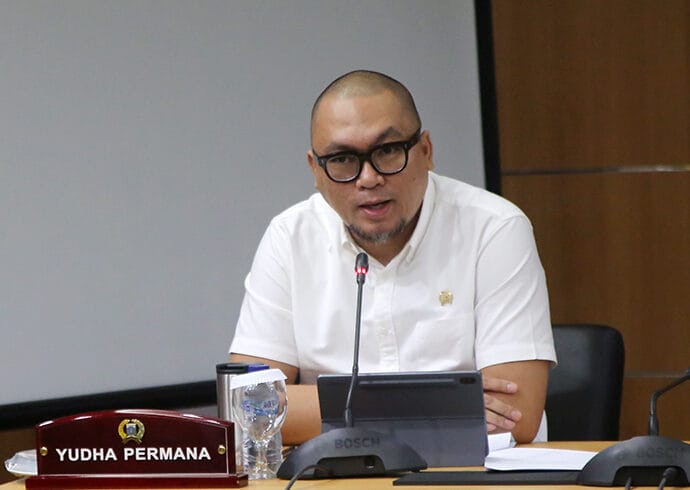 Anggota fraksi Gerindra, Yudha Permana saat mengikuti rapat Komisi E.(Foto dok Setwan DPRD DKI)