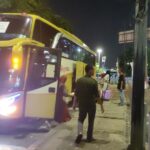 Suasana saat arus balik dan atau hari terakhir cuti bersama, para pemudik yang menumpang bus Antar Kota Antar Provinsi (AKAP) tiba di area kedatangan di Terminal Kampung Rambutan, Jakarta Timur, Senin (15/4). Foto: Joesvicar Iqbal/ipol.id