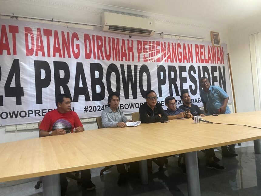 Ketua Rumah Pemenangan Prabowo Subianto-Gibran Rakabuming Raka, Immanuel Ebenezer dan relawan lainnya saat Konfrensi Pers terkait kasus pencurian di rumah pemenangan di Jalan Imam Bonjol No. 25, Menteng, Jakarta Pusat, Selasa (16/4). Foto: dok humas