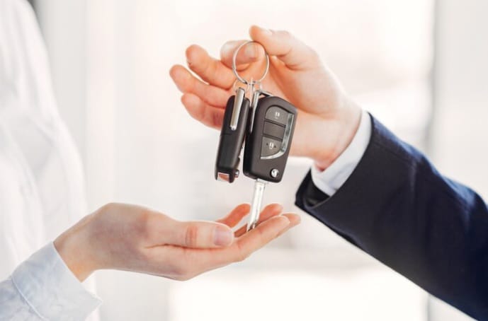 Ilustrasi - Pemilik kendaraan roda empat menyerahkan kunci kepada orang lain untuk digunakan sebagaimana semestinya dengan mentaati peraturan lalu lintas. Foto: Freepik