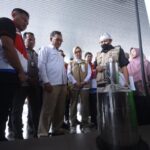 Menteri ESDM Arifin Tasrif dan Kepala BPH Migas Erika Retnowati didampingi Direktur Logistik & Infrastruktur Pertamina Persero Alfian Nasution melakukan Sidak Uji Takar BBM jenis Dexlite di SPBU Pertamina Ngagel 54.601.100, pada Kamis (4/4/2024). Foto: Ist