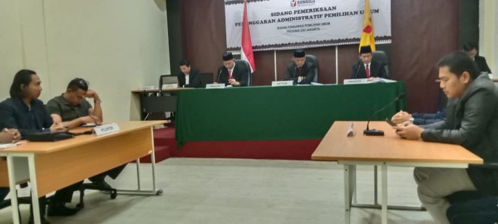 Suasana sidang Pemeriksaan Pelanggaran Administrasi Pemilihan Umum (Pemilu), Majelis Hakim Bawaslu DKI Jakarta memutuskan pelapor dari Partai Demokrat diputus menang, pada Kamis (4/4) siang. Foto: Joesvicar Iqbal/ipol.id