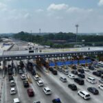 Tampak Gerbang Tol Cikampek Utama pada H-1 Lebaran. Foto: JM
