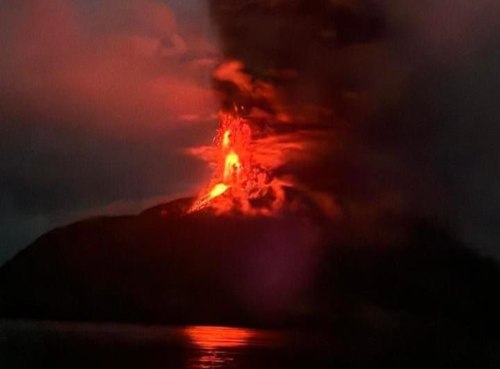 Kondisi Gunungapi Ruang kembali melontarkan lava pijar. Gunungapi naik status menjadi level IV atau 'Awas' per hari ini, Selasa (30/4) pukul 01.30 WITA. Foto: Ist