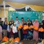 Kapolres Metro Jakarta Timur, Kombes Pol Nicolas Ary Lilipaly (tengah) dan jajaran beserta Pokja Wartawan Jakarta Timur usai kegiatan santunan anak yatim dan duafa serta buka puasa bersama di halaman Pospol Pondok Kopi, Duren Sawit, Jakarta Timur pada Senin (1/4) sore. Foto: Ist