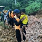 Anggota TNI dan Polri membantu warga menembus akses jalan yang terputus di Kabupaten Lebong, Bengkulu. Foto: Polri