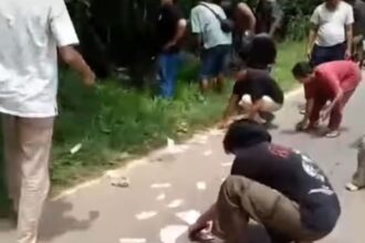 Uang berhamburan di jalan dipungut warga sekitar. Foto: IG, @metsoszone (tangkap layar)