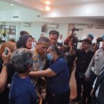 Neneng Komala Dewi, 47, menangis menyesal sambil memeluk Kapolres Metro Jakarta Timur, Kpmbes Nicolas Ary Lilipaly, lantaran pelaku tega membiarkan putrinya H berhubungan badan hingga hamil dengan pacarnya AR dan melakukan aborsi. Foto: Joesvicar Iqbal/ipol.id