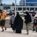 Terpidana Dahniar binti Darisa (tengah) saat diamankan oleh Satgas SIRI Kejaksaan. Foto: Puspenkum Kejaksaan Agung