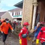 Petugas mengevakuasi korban lahar Dingin di Padang.