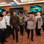 Wakil Presiden (Wapres) KH Ma’ruf Amin didampingi Pj Gubernur Sulbar, Bahtiar saat menghadiri pengukuhan KDEKS Provinsi Sulawesi Barat (Sulbar) di Hotel Grand Maleo Mamuju, Kabupaten Mamuju, Sulawesi Barat, Rabu (22/5/2024). Foto: BPMI Setwapres
