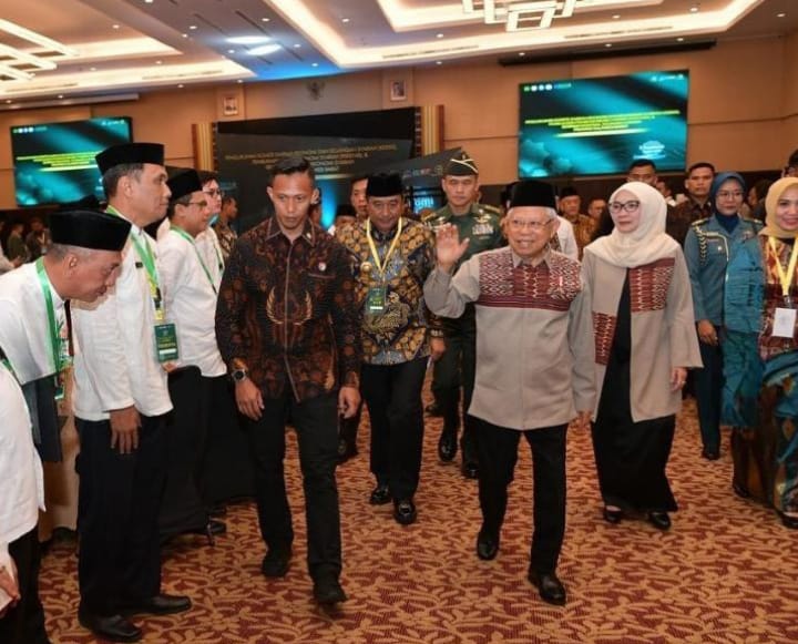 Wakil Presiden (Wapres) KH Ma’ruf Amin didampingi Pj Gubernur Sulbar, Bahtiar saat menghadiri pengukuhan KDEKS Provinsi Sulawesi Barat (Sulbar) di Hotel Grand Maleo Mamuju, Kabupaten Mamuju, Sulawesi Barat, Rabu (22/5/2024). Foto: BPMI Setwapres