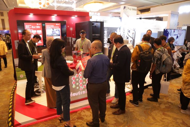 NeutraDC membuka tenant yang mempertunjukkan Smart Hand Hololens kepada para pengunjung. Foto: Dok Telkom Indonesia