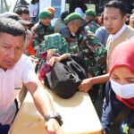 Tim gabungan dan tenaga kesehatan membawa warga yang sakit usai diturunkan dari Helikopter Bell Badan Nasional Penanggulangan Bencana (BNPB) menuju Pos Kesehatan di Pos Komando Utama Tanggap Darurat Banjir dan Tanah Longsor Kabupaten Luwu Sulawesi Selatan, Rabu (8/5) siang. Foto: Ist