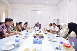 Pj Gubernur Sulsel saat berjumpa manajemen RSUD La Mappapening. Foto: humas Pemda Sulsel