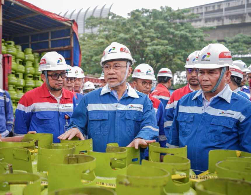 Menteri Perdagangan Zulkifli Hasan didampingi Direktur Pemasaran Regional Pertamina Patra Niaga Mars Ega Legowo saat melakukan kunjungan kerja ke Stasiun Pengisian Bulk Elpiji (SPBE) di Tanjung Priok, Jakarta Utara. Foto: Dok Pertamina